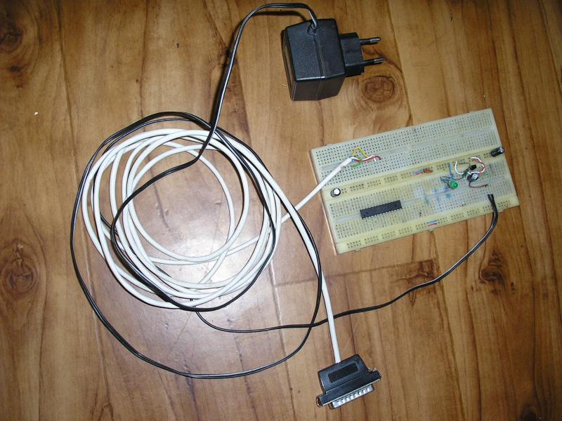 Programátor v kontaktním poli s kabelem LPT a síťovým adaptérem 