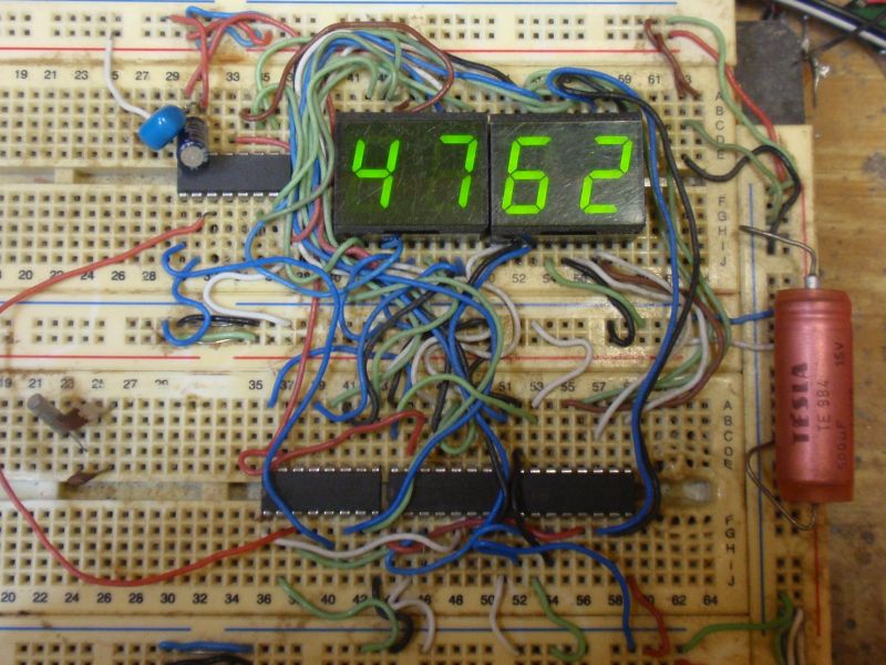 Experimental realization of four-digit counter in the breadboard. I used two double displays WF VQE 23 D.