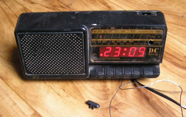 staré rozpadlé rádio ze kterého jsem získal obvod LM8560 a trafo 7,5V