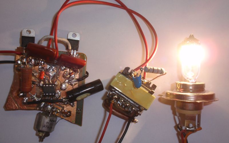Test elektronického halogenového transformátoru se žárovkou 24V 75W.