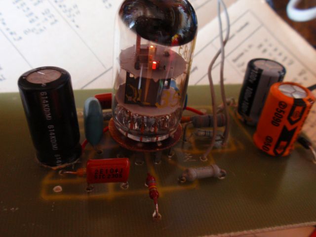  Elektronkový předzesilovač s ECC83 v provozu.