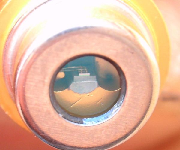 Uvnitř laserové diody je vidět čip se čtyřmi přívodními drátky
