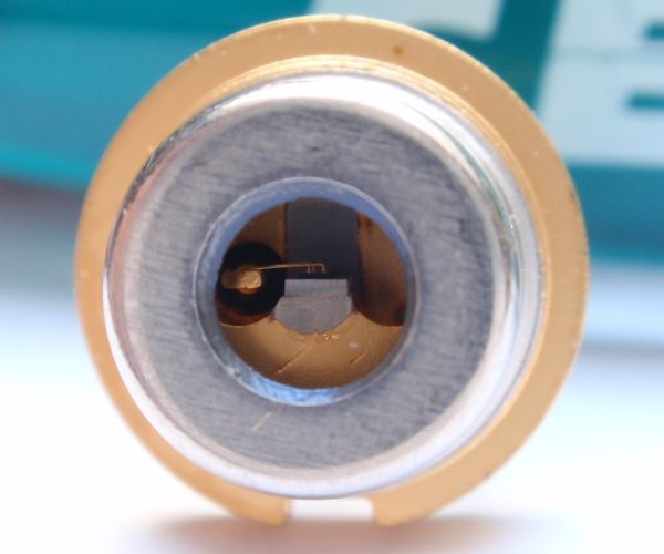 Uvnitř laserové diody je vidět čip se čtyřmi přívodními drátky