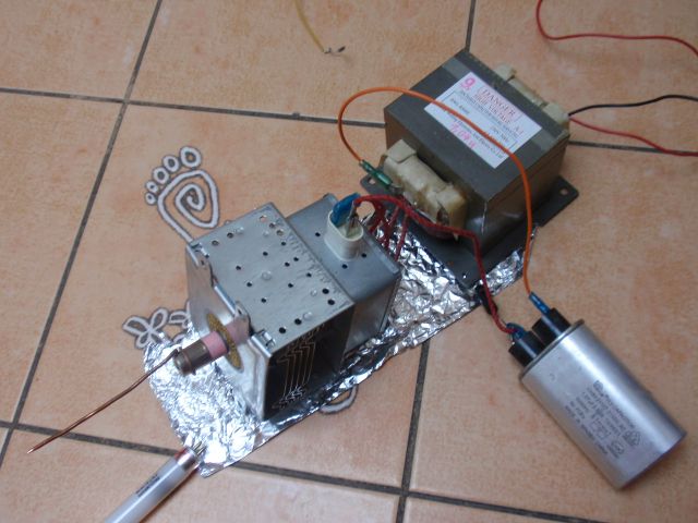 Magnetron on AC power (MOT, capacitor, diode)