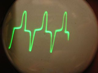 Klidový proud (proud na prázdno) MOTu na osciloskopu.