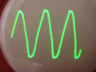 sinusovka na elektronkovém osciloskopu