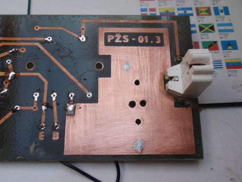 Detail měděné plošky po odletování součástek a odšroubování transformátorku a tranzistoru v pouzdře SOT9.