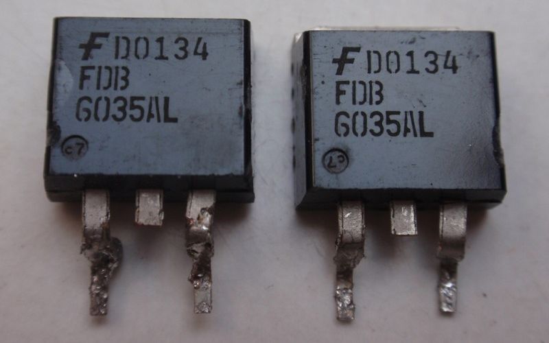 Tranzistory v D2PAK pouzdře.