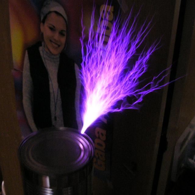  discharges from solid state tesla coil