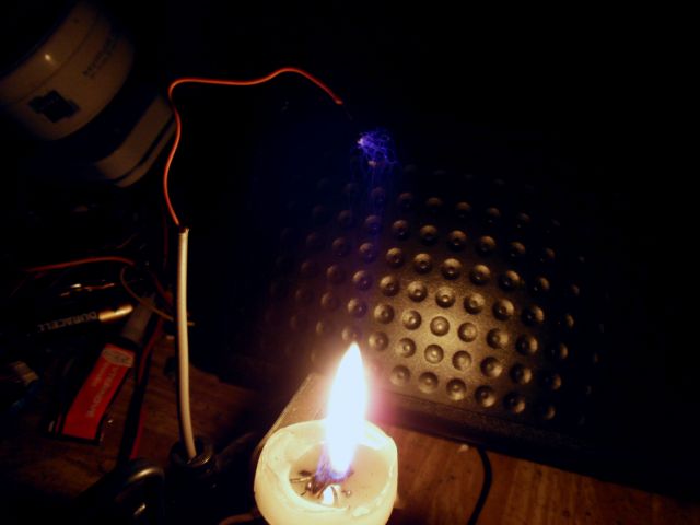 Výboj do plamene svíčky :)